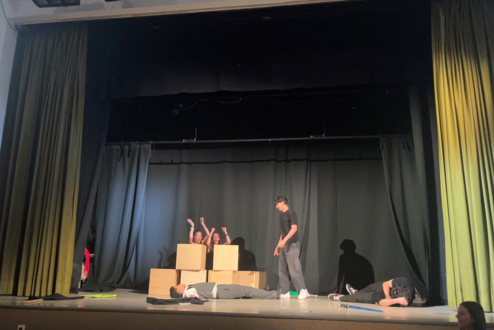 „Antigones Erbe(n)“ – Theaterprojekt zum 150-jährigen Schuljubiläum begeistert Publikum